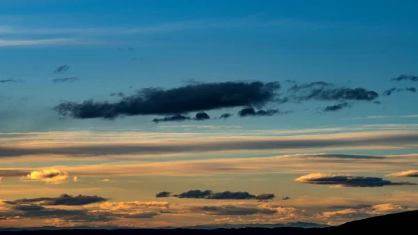 Nubes de noche con los colores cálidos del atardecer — Foto de Stock