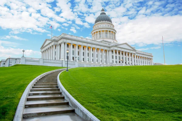 Edificio capital en Salt Lake City Utaho con escaleras y césped p —  Fotos de Stock