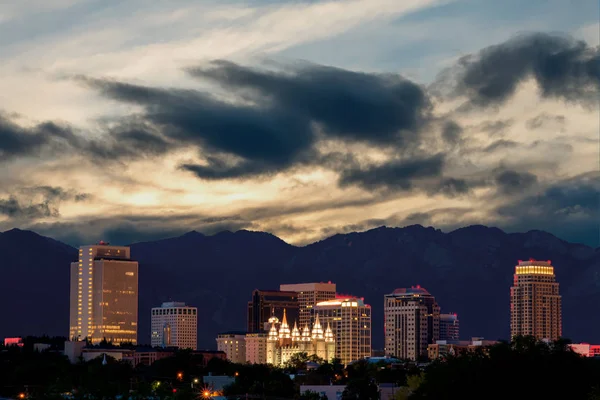 Primer plano de la ciudad de Salk Lake City Utah por la noche — Foto de Stock