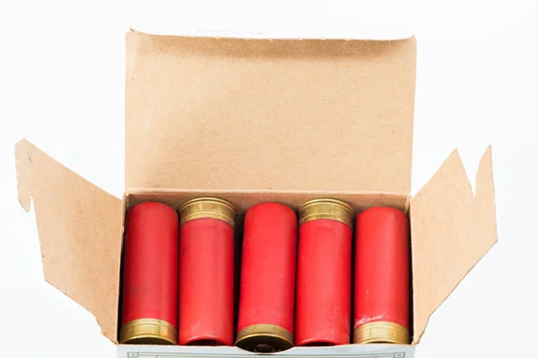 Escopeta roja calibre 12 cargada en una caja de cartón —  Fotos de Stock