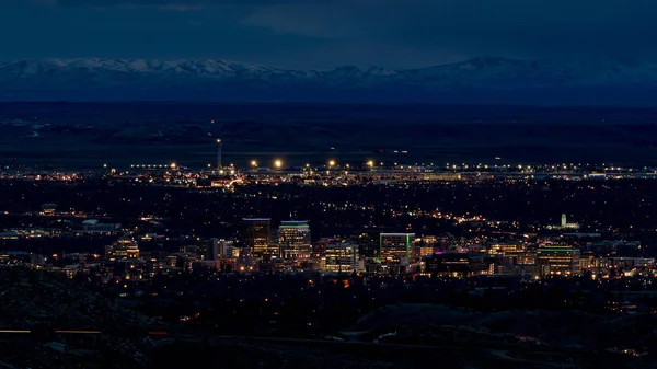 Skyline de la petite ville de Boise Idaho la nuit avec Owyhee m — Photo