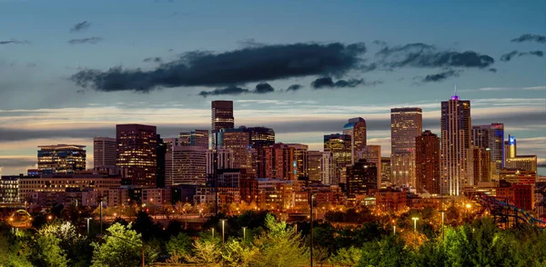 Denver Colorado no início da manhã com nuvens no céu — Fotografia de Stock