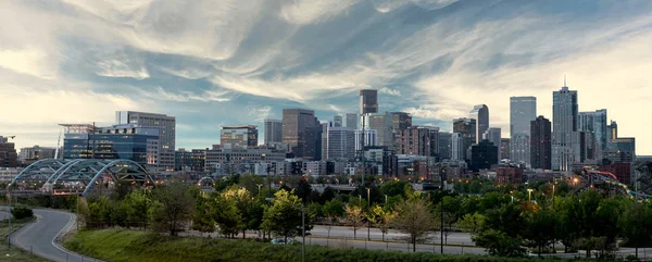 Denver Skyline mit Morgenfarben und Wolken über der Stadt — Stockfoto