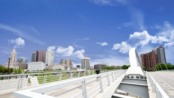 Runner cruza puente con el horizonte de Columbus Ohio —  Fotos de Stock