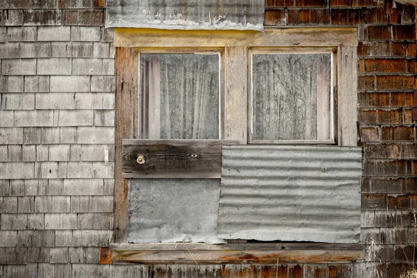 Vedere artistică rustică a unei ferestre de fermă abandonată — Fotografie, imagine de stoc