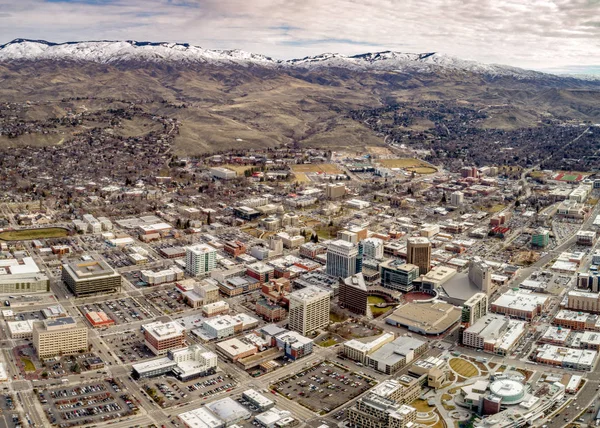 Vista aerea invernale di Boise Idaho con edifici un ingegno pedemontana — Foto Stock