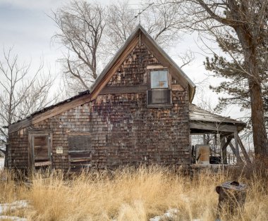 büyümüş çim ve hiçbir izinsiz s ile terk çiftlik evi