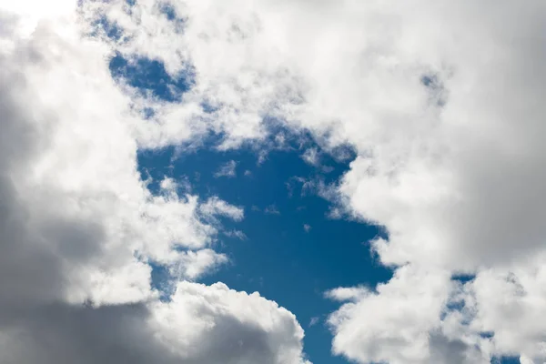 Nubes hinchadas blancas con cielo azul en el medio — Foto de Stock