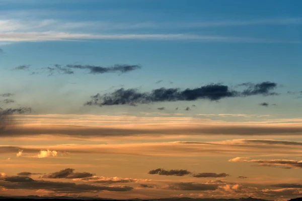 Largas nubes tenues sobre el desierto del sur de Idaho puesta de sol — Foto de Stock