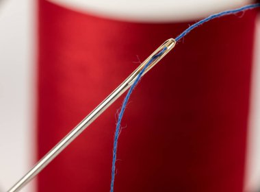 Altın renkli iğne ile iplik kırmızı makara THR olmuştur