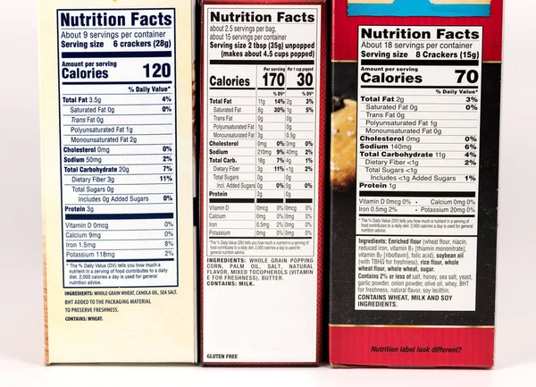 Drie dozen van crackers met nutritionele labels laten zien — Stockfoto