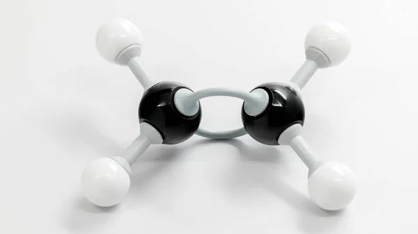Modello di molecola di etene con sfere bianche e nere per la chimica c — Foto Stock