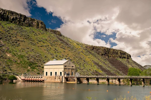 Puffy clouds over the Diversion dam on the Boise River — Stock Photo, Image