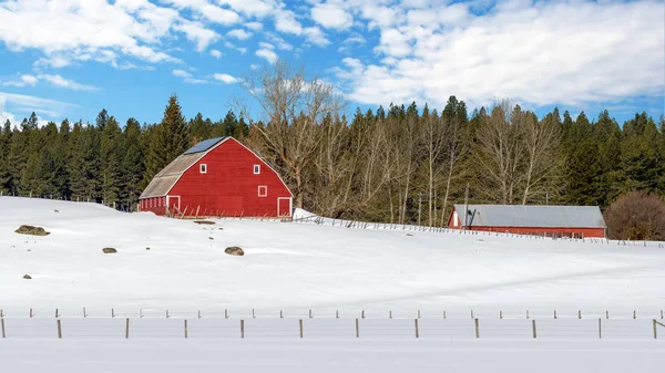 Leuchtend rote Scheune im Winter mit Wolkenzaun und Schnee — Stockfoto