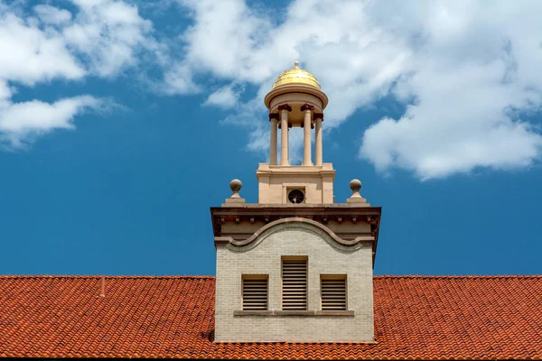 Cúpula de oro en la parte superior de un edificio de administración techado rojo en —  Fotos de Stock