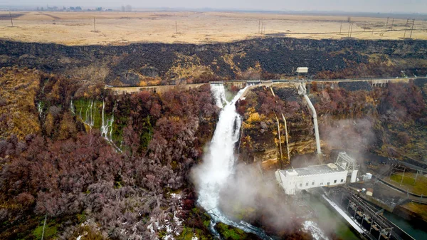 Planta de recolección de agua en la planta de incubación del Valle Hagerman cerca de una cascada — Foto de Stock