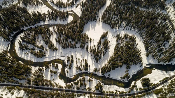 Letecký pohled na klikatí a dálnici, která vede skrz — Stock fotografie