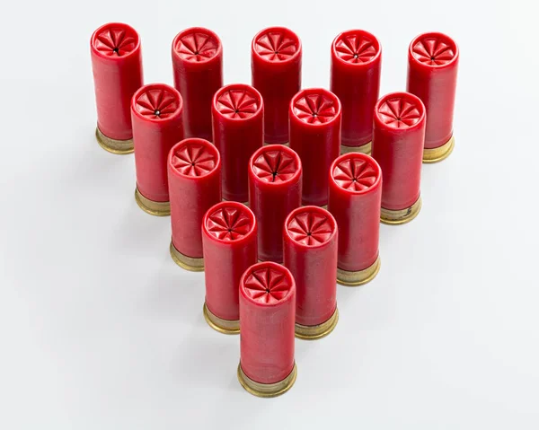 Dodici proiettili calibro fucile a forma di piramide su bianco Fotografia Stock