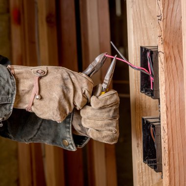 Ana elektrikçi bir res içinde ahşap Çıtçıt arasında kutuları yükler