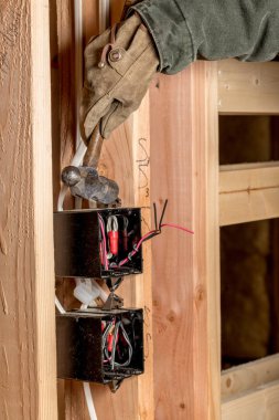 İnşaat işçisi pound ve elektrik kutusu yerine bir ha