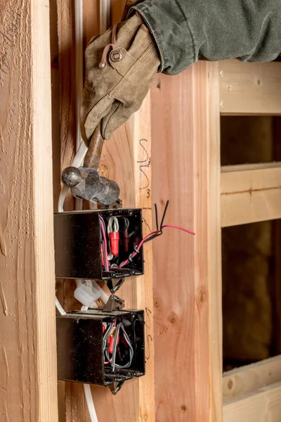 İnşaat işçisi pound ve elektrik kutusu yerine bir ha