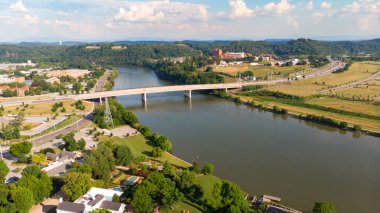 Tennessee Nehri Köprüsü ve pahalı bir havuzda yüzme ile 