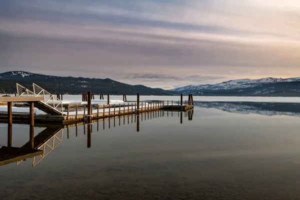 Muelle del barco y reflexión sobre un lago de montaña de Idaho en la mañana — Foto de Stock