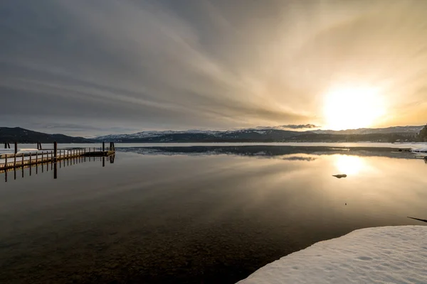 Dramático amanecer en un popular lago de montaña de Idaho con un barco hacer — Foto de Stock