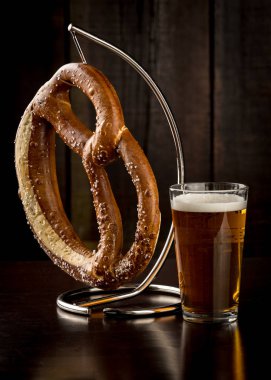 Tuz ve bir bardak soğuk bira ile bir askı üzerinde simit