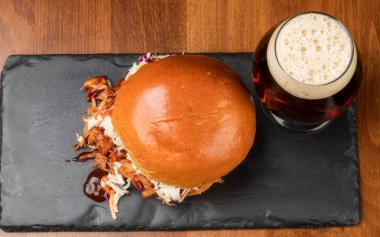 Çekti domuz sandviç ile bir g bir restorandan havadan görünümü