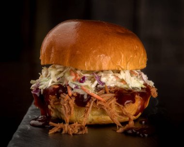 Bir tek çekti domuz sandviç lahana salatası ile yakın çekim