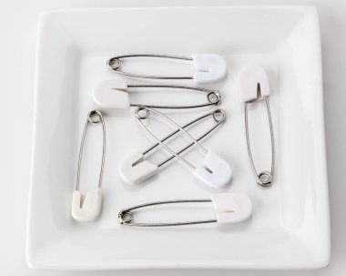 Bebek bezi iğne tabakta düzenlenmiş bir desende küçük beyaz