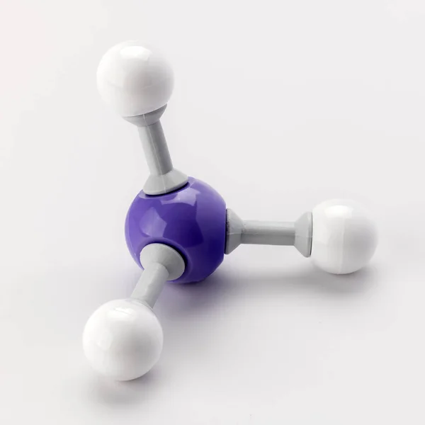 Modelo de átomo atómico de fosfina con bolas púrpura y blanca y gris — Foto de Stock