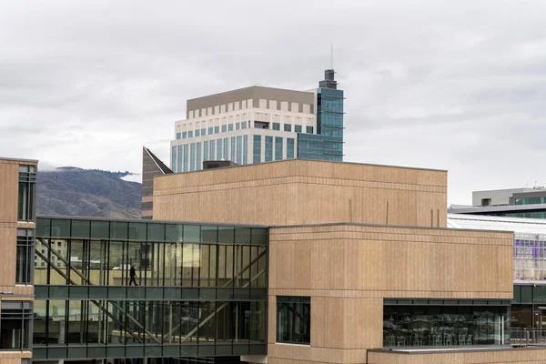 Novo edifício moderno em Boise Idaho com nuvens pesadas no céu — Fotografia de Stock