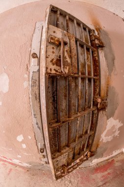 Eski paslı hapis hücrenin kapısını tecrit içinde