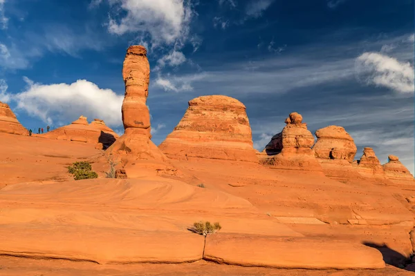 Strutture in pietra di sabbia nel Parco Nazionale degli Archi nello Utah con nuvole — Foto Stock