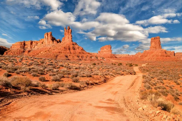 Strada conduce attraverso la Valle degli Dei nel centro dello Utah con r rosso — Foto Stock