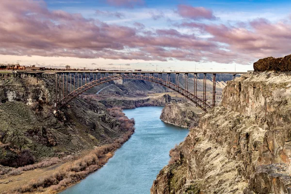 Klassischer Blick auf die ikonische Perrinenbrücke mit dem Schlangenfluss — Stockfoto