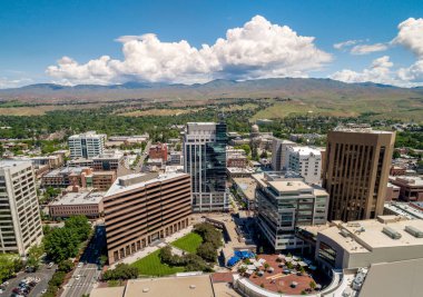 Boise şehir şehir merkezi ve manzarası ile beyaz bulutlar üzerinde foo