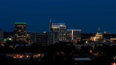 Boise Idaho derin karanlık mavi gökyüzü ile gece görülen manzarası