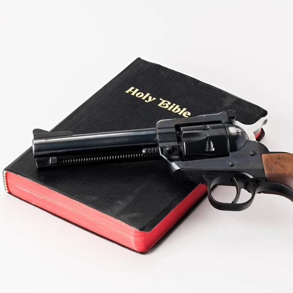 Stechpalmenbibel und eine klassische Revolver-Handfeuerwaffe — Stockfoto