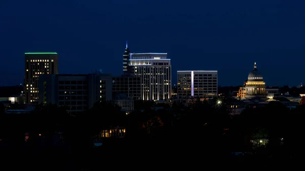 Cielo notturno blu sopra lo skyline di Boise Idaho da vicino di un edificio alto — Foto Stock