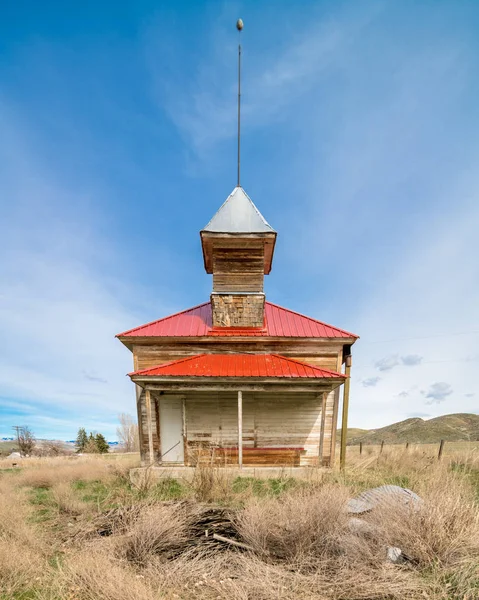 Perspective inhabituelle d'une ancienne école abandonnée dans des terres agricoles — Photo