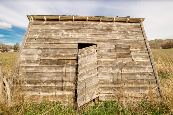 Agricoltori capannoni in una fattoria rurale con un angolo molto acuto — Foto Stock