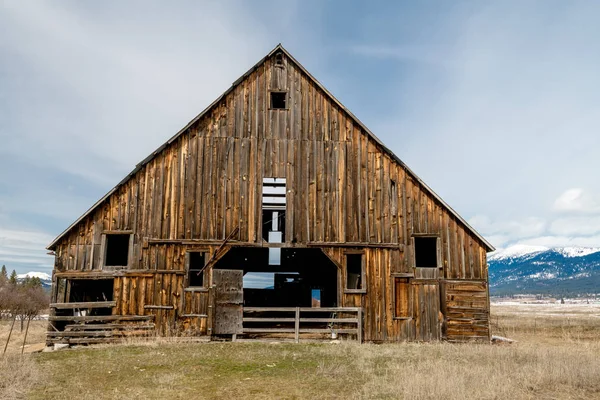 国の農場で大規模な単一茶色木造納屋のクローズ アップ — ストック写真