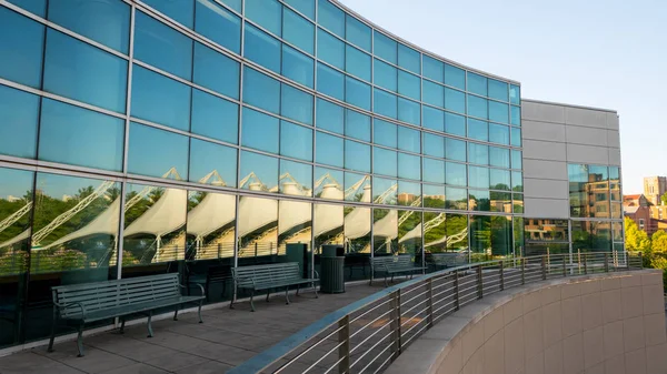 Edifício cheio de espelhos que refletem o pavilhão Knoxville i — Fotografia de Stock