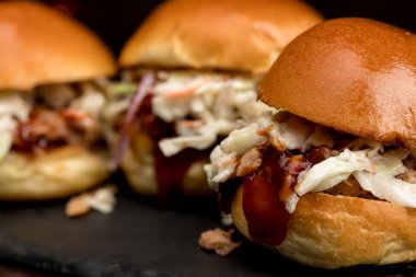 Bir restoranda taze yapılmış domuz sürgü makro görünümü