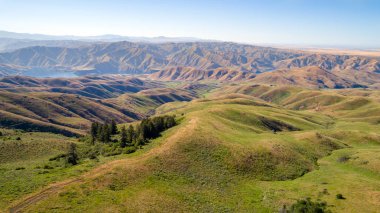 Boise Nehri üzerinde bir rezervuar bakmak yeşil ayak tepeler 