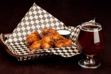 Dalış sosu ve soğuk bira ile tavuk kanadı sepeti