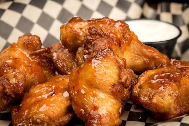 CAF öğle sepeti altın tavuk kanatları ile dolu